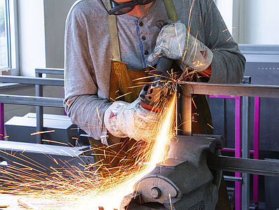 Ein Mann schweißt an einer Metallkonstruktion.