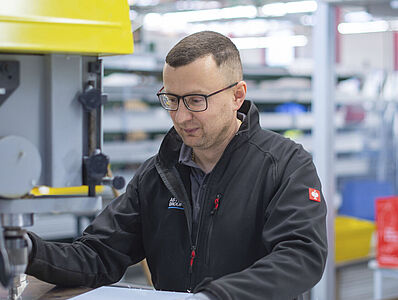 Ein Mann arbeitet an einer Maschine.