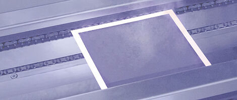 Platte im Lasertrocknungs-Prozess, dampft.