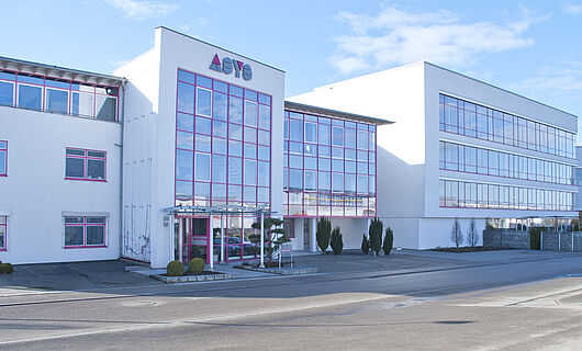 Gesamtansicht eines modernen Firmengebäudes der ASYS Group mit Glasfront.