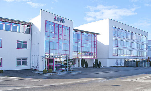 Gesamtansicht eines modernen Firmengebäudes der ASYS Group mit Glasfront.