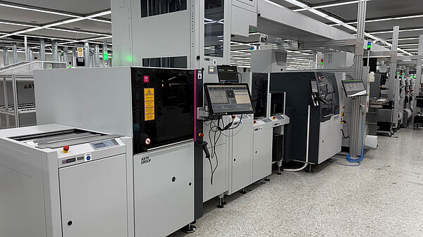 Machine line in a production hall.