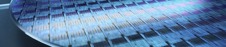 Kreisrunde Mikrosystemtechnik-Komponenten, etwa einen Millimeter dick, mit bläulicher Färbung.