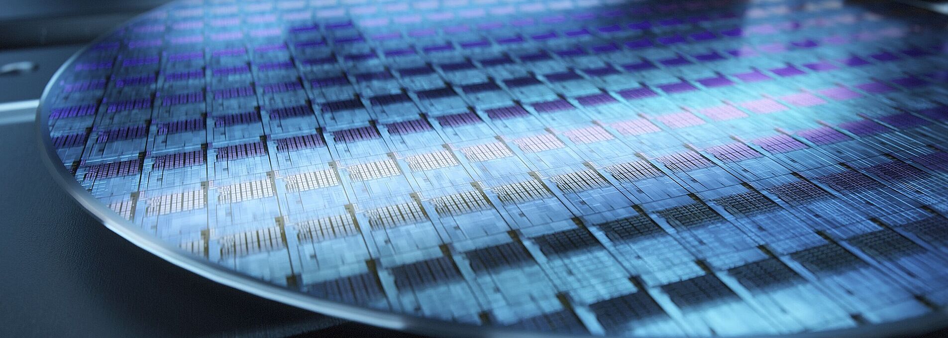 Kreisrunde Mikrosystemtechnik-Komponenten, etwa einen Millimeter dick, mit bläulicher Färbung.