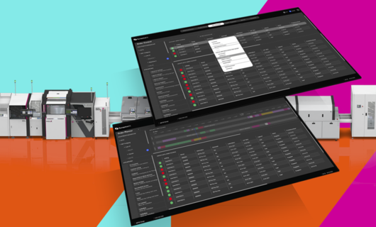 Zwei Screens von der SynapticaOS Software vor einer Maschinenlinie. Mit türkis, orangenem und magenta farbenem Hintergrund.