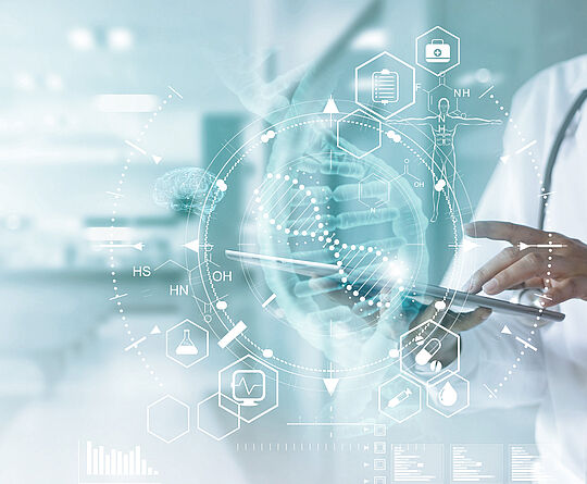 Frau im Arztkittel tippt mit den Fingern auf ein Touchpad, DNA Strang und weitere Gesundheitsthemen als Hologramm davor.
