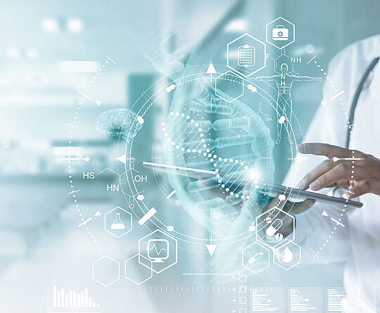 Frau im Arztkittel tippt mit den Fingern auf ein Touchpad, DNA Strang und weitere Gesundheitsthemen als Hologramm davor.