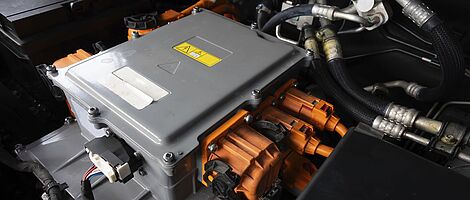 Graue Box, welche mit Kabeln verbunden ist in einer Motorhaube