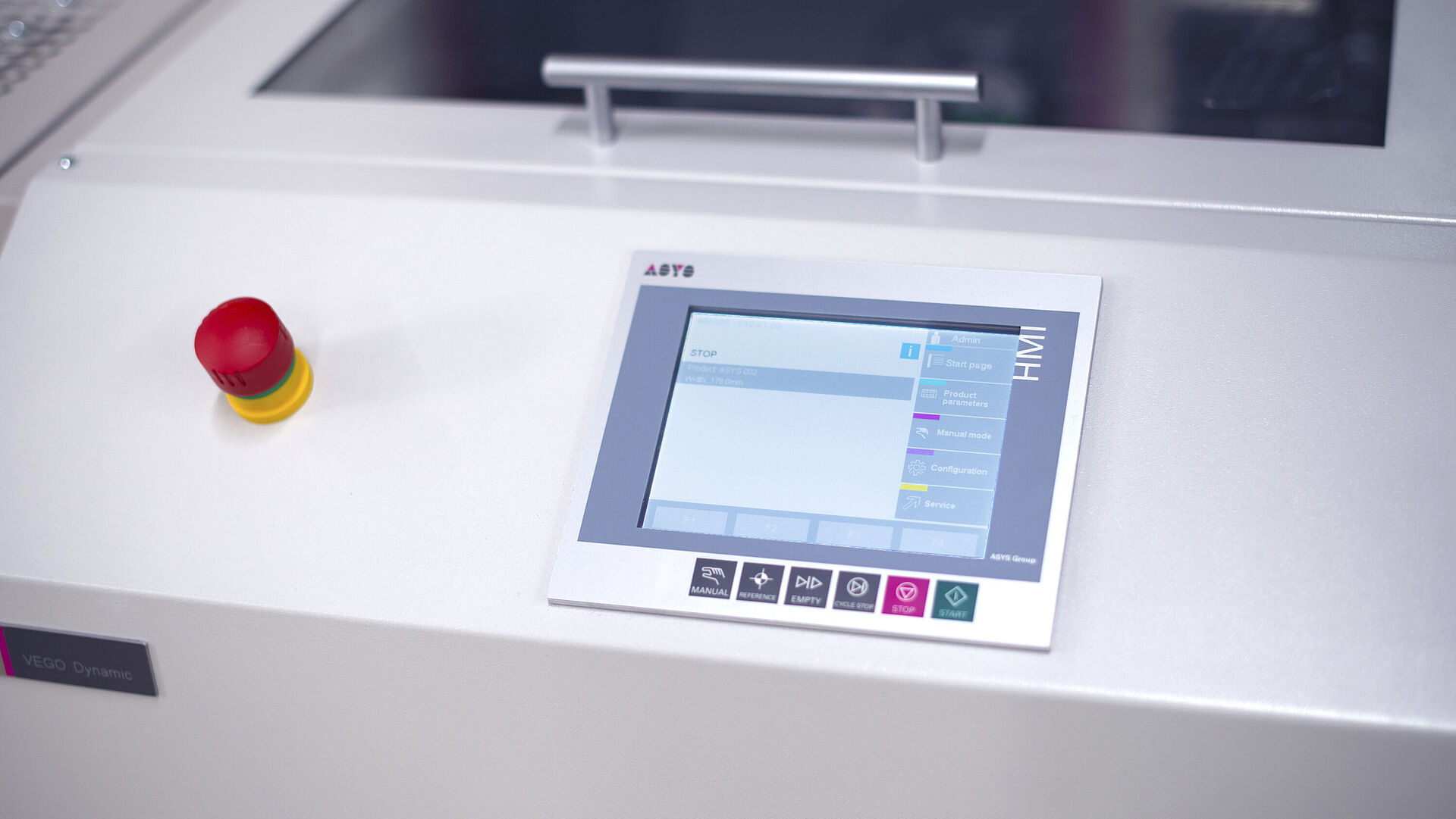 Bedienfeld einer Handlingmaschine mit sichtbaren Steuerungselementen.