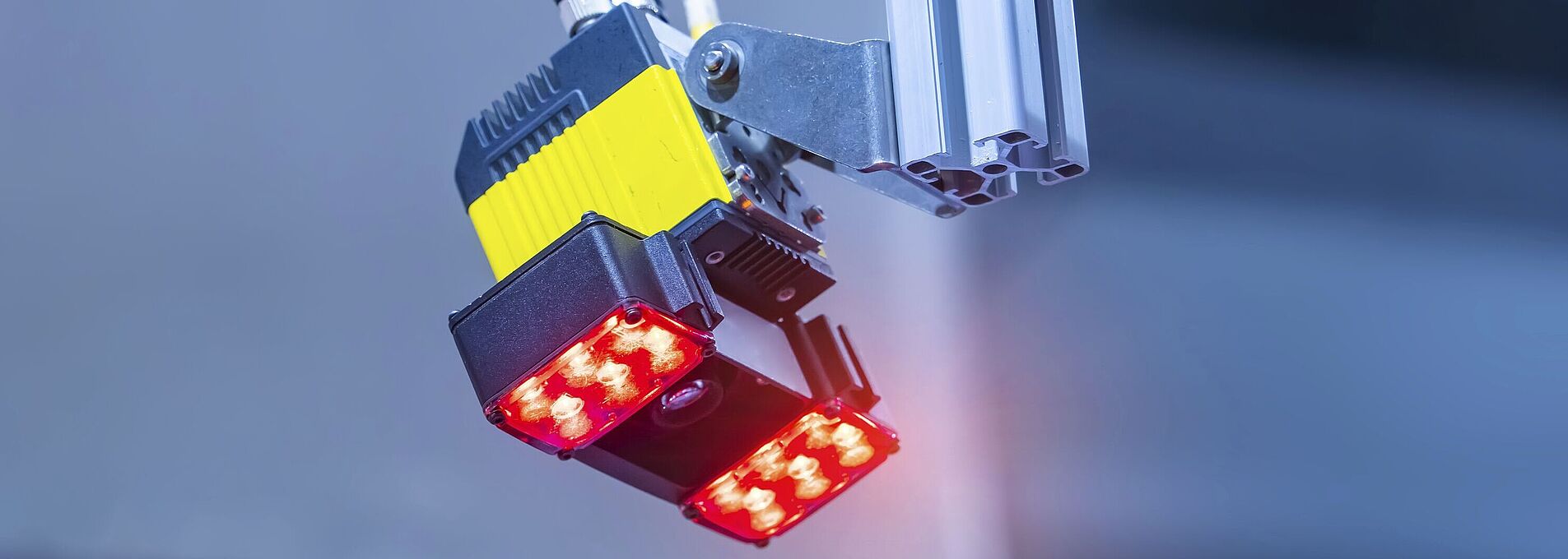 Ein Sensor hängt nach unten mit rot leuchtenden Elementen.