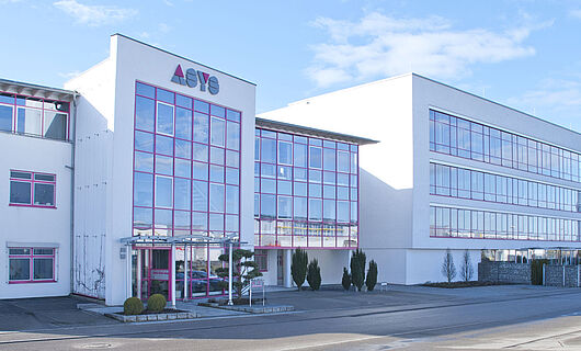 Gesamtansicht eines modernen Firmengebäudes der ASYS Group mit Glasfront.