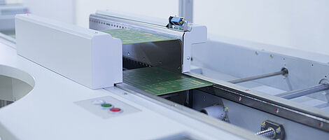 Nahaufnahme einer Handling Reparaturarbeitsplatz Maschine mit zwei Leiterplatten.