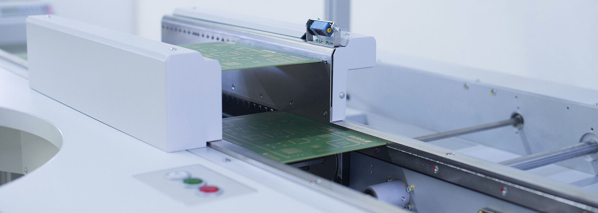 Nahaufnahme einer Handling Reparaturarbeitsplatz Maschine mit zwei Leiterplatten.