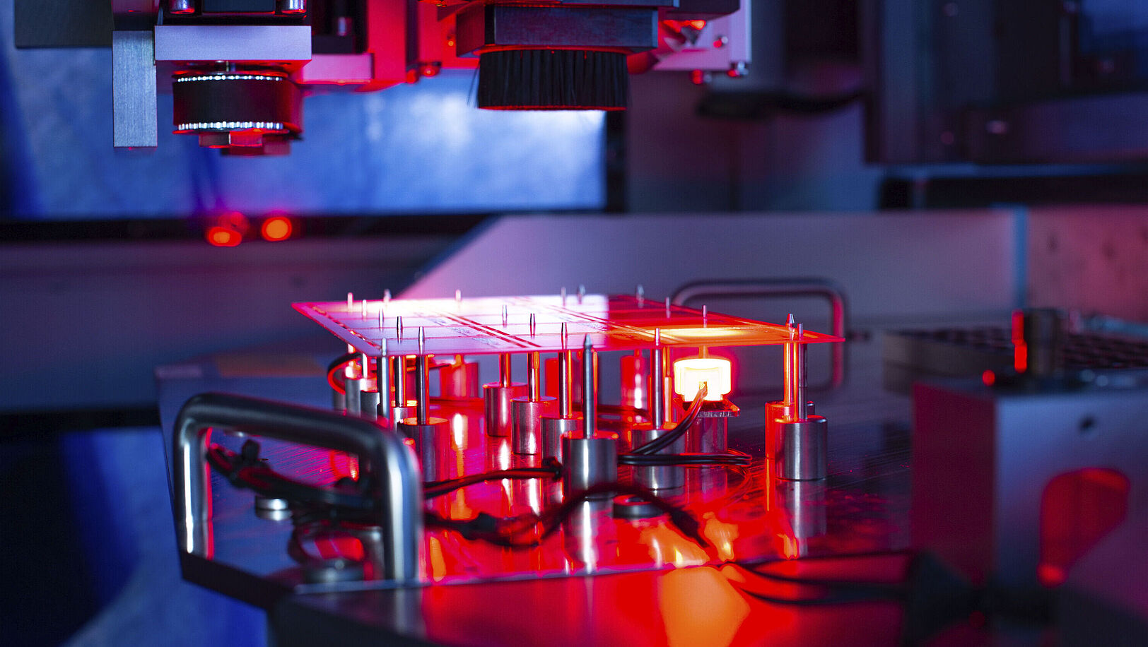 Innenansicht einer Nutzentrenn Maschine mit rotem Licht