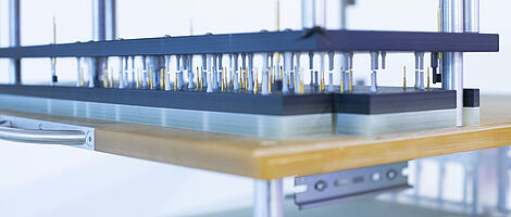 Inline contacting cell, plate with small needles.