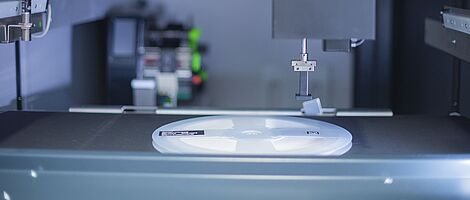 The scan and label cell is the central element in incoming goods. With this system, component rolls in particular are received fully automatically without manual intervention, recorded in the higher-level system and then labeled with a unique ID.