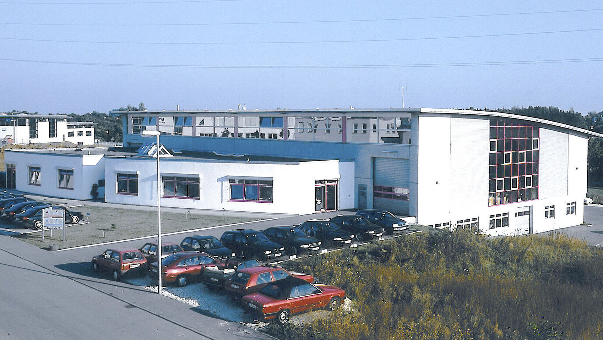 Gesamtaufnahme eines Gebäudes von außen, mit klarer Sicht auf die Architektur und die Umgebung. Jahr 1996