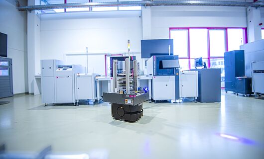 ASYS MatLog AMR Reel Container mit SMD Linie im Hintergrund