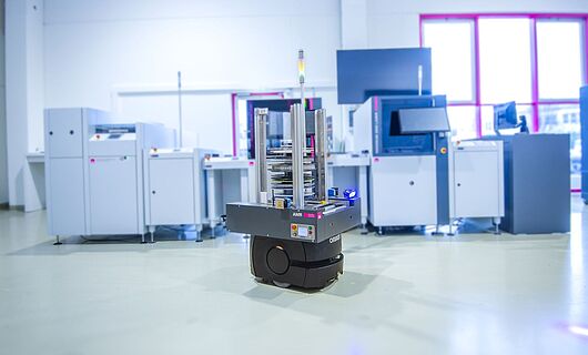 ASYS MatLog AMR Reel Container mit SMD Linie im Hintergrund