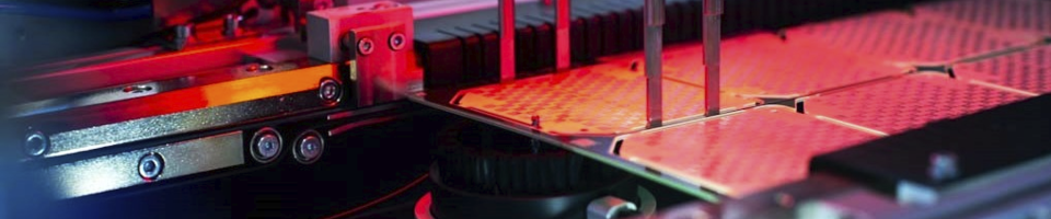 Innenansicht einer Nutzentrenn Maschine mit rotem Licht.