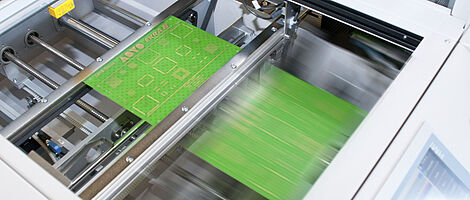 Innenansicht einer Handlingmaschine mit eingelegter Leiterplatte.