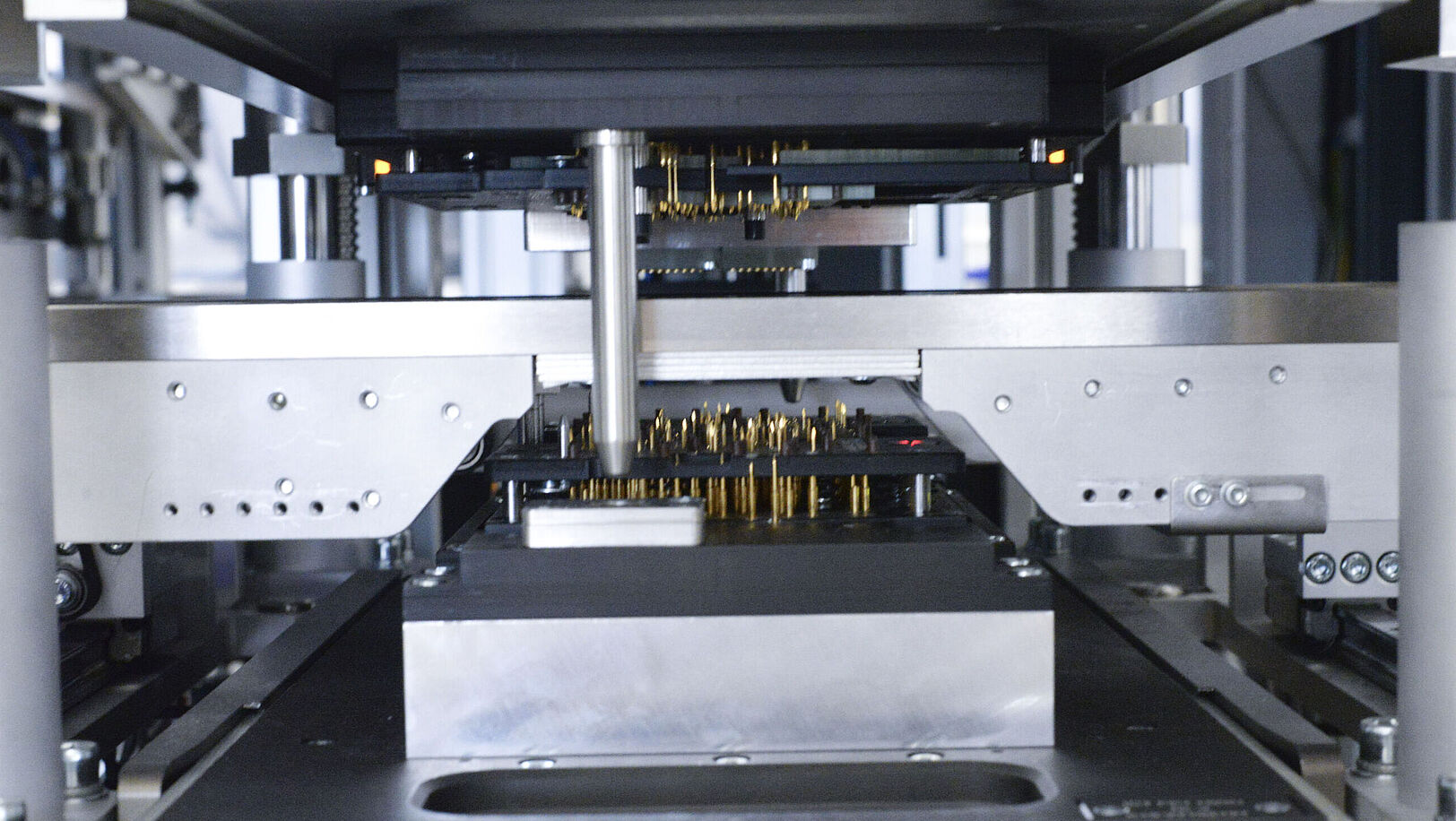 Blick ins Innere einer INVENTUS Maschine, viel Metall, Prüf-Modul