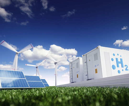 Solar Panels, Windräder und Hydrogen Energy Storage unter blauem Himmel