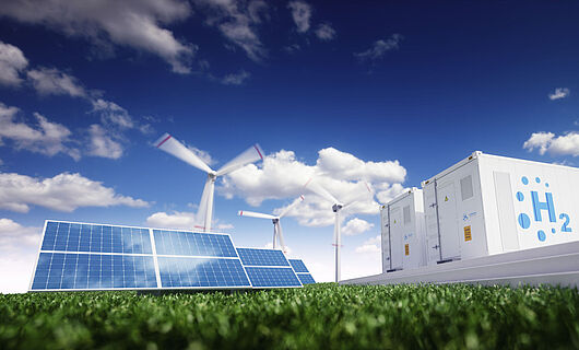 Solar Panels, Windräder und Hydrogen Energy Storage unter blauem Himmel