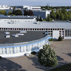 Ansicht von oben auf ein flaches Gebäude.