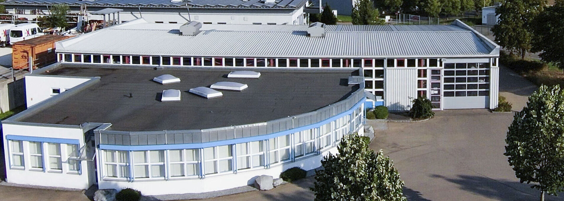 Ansicht von oben auf ein flaches Gebäude.