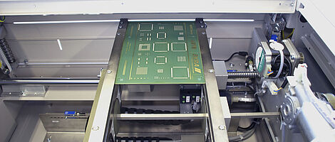 Innenansicht eines Handling-Shuttle-Moduls mit eingelegter Leiterplatte.
